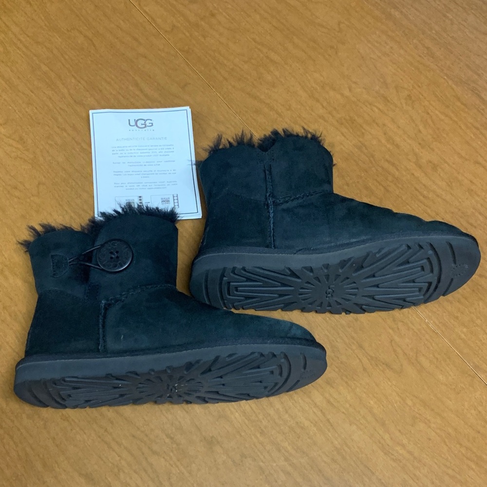 UGG women’s Black fur lined ankle booties size 5 - Picture 2 of 6
